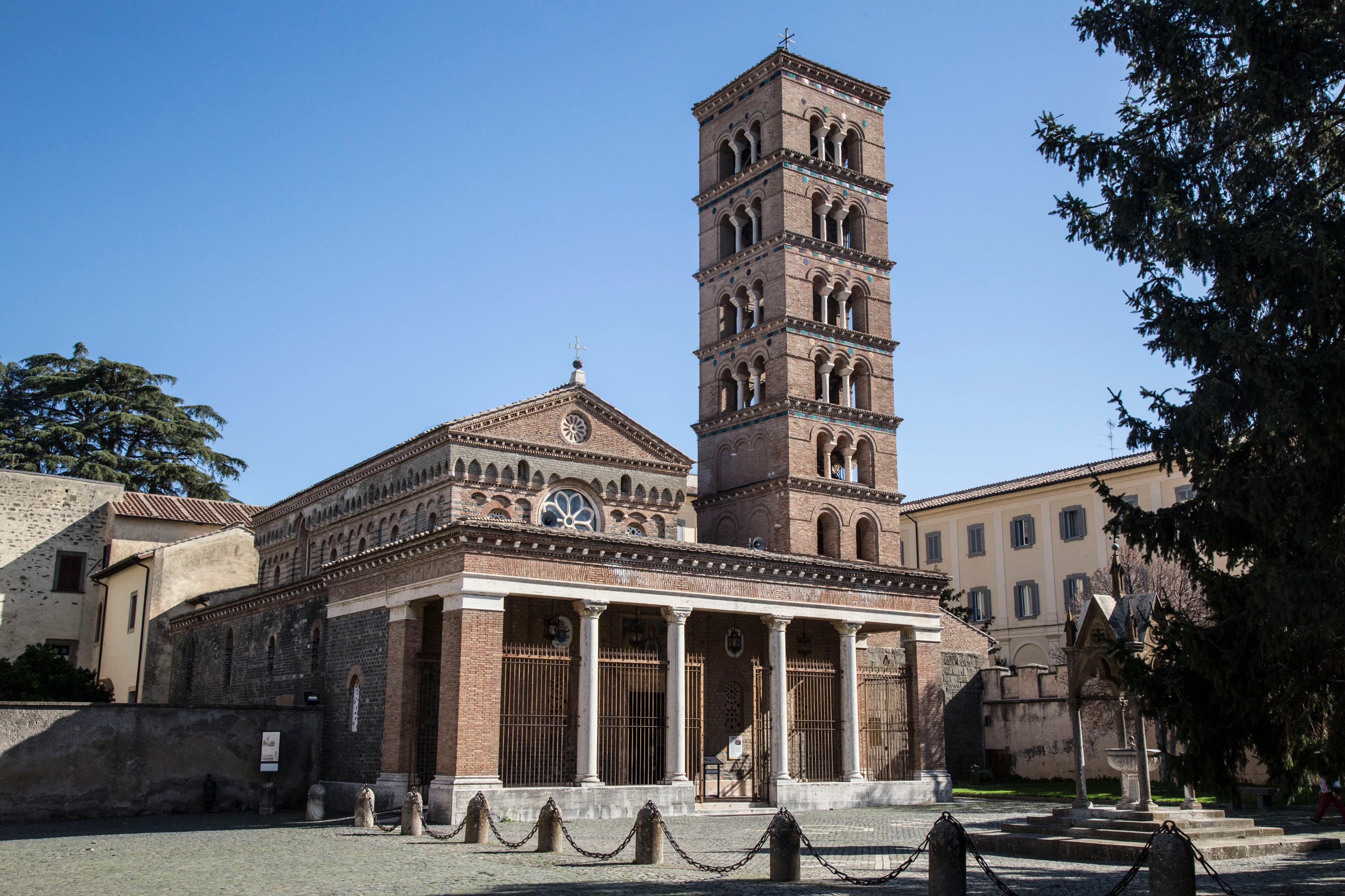 Abbazia di Santa Maria di Grottaferrata: chiesa, mura e visite